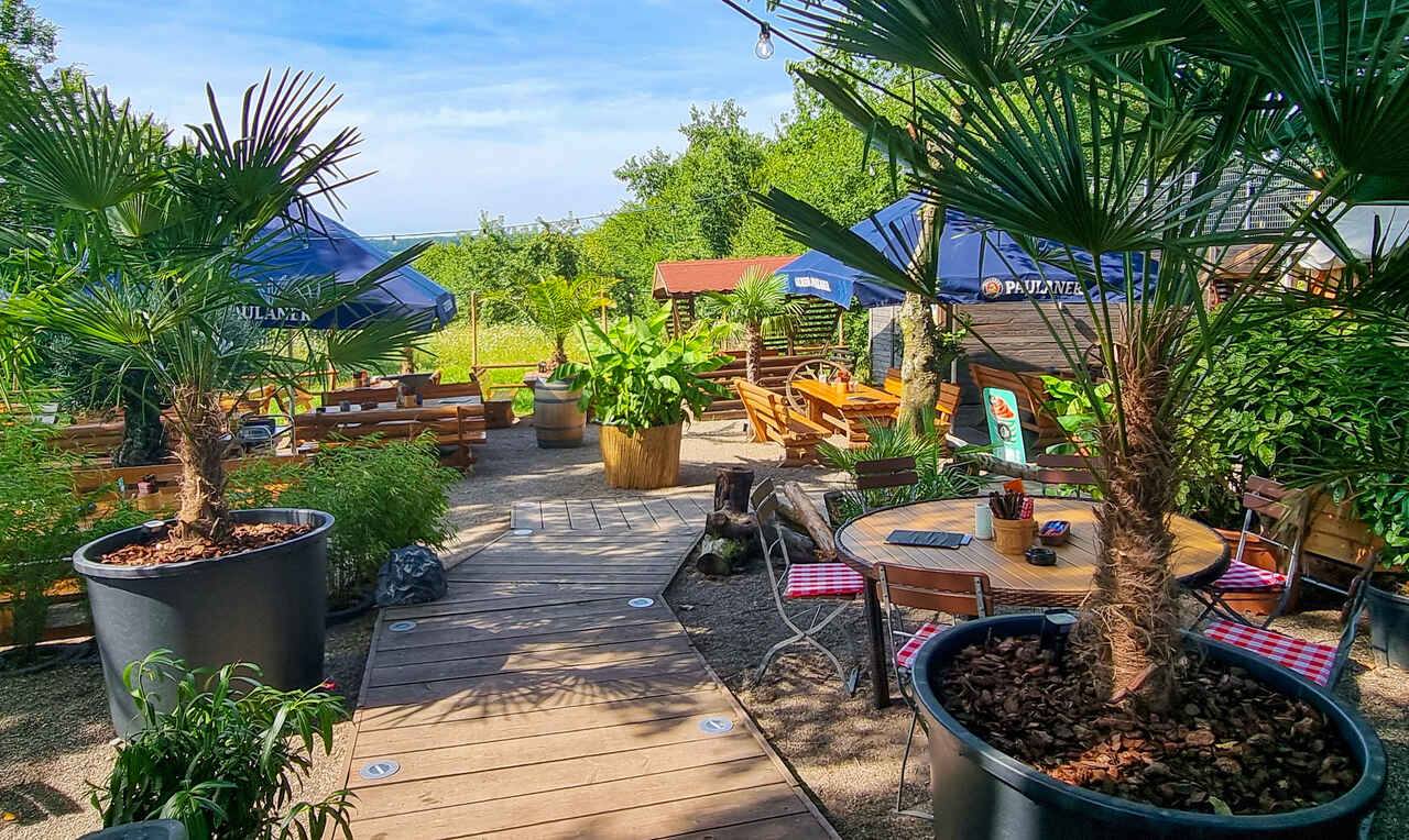 Biergarten der Schnitzel-Hütte am späten Nachmittag