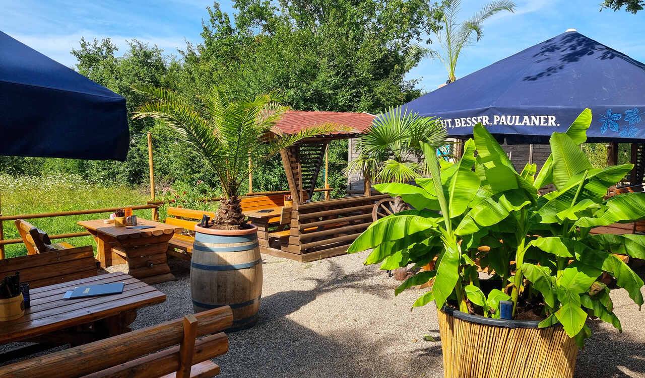 Eingangsbereich des Biergartens mit Kübelpflanzen
