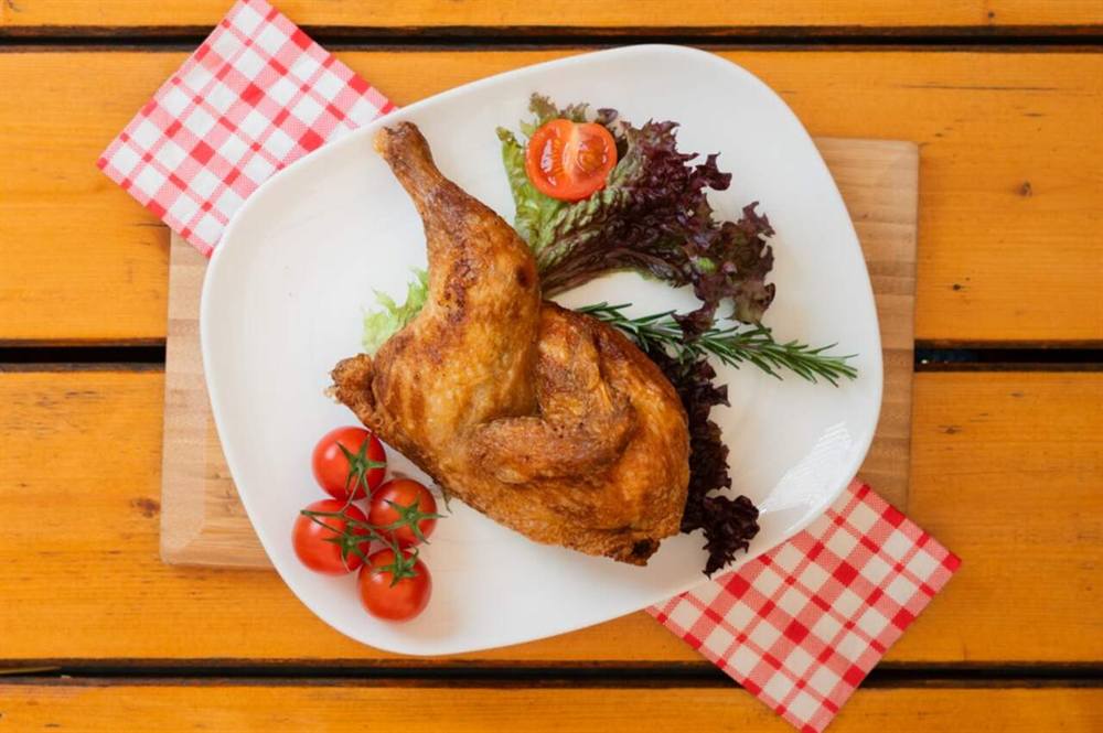 Knuspriges halbes Hähnchen mit Salatgarnitur