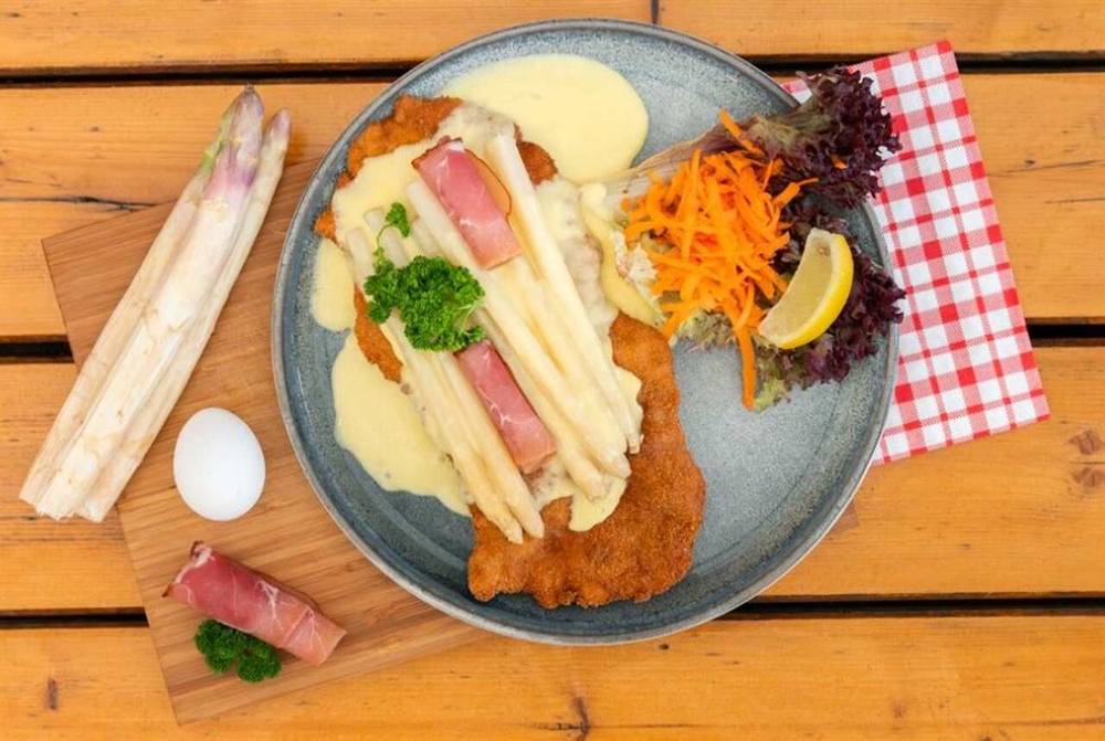 Saison-Schnitzel mit weißem Spargel, Schinken und Sauce Hollandaise