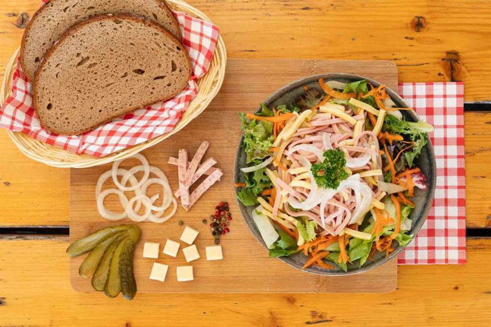 Schweizer Wurstsalat mit Käse und Bauernbrot
